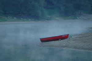 Ranní mlhy nad přehradou