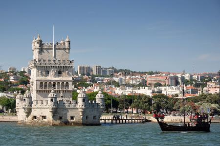 Věž Belém a stará plachetnice