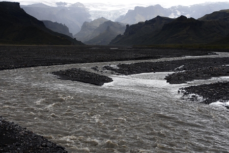 Klasická Islandská řeka, v pozadí ledovec
