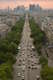 Bulvár Champs Elyseés - pohled z Vítězného oblouku na La Défence