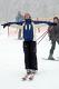 Marta předvádí styl lyžařské školy